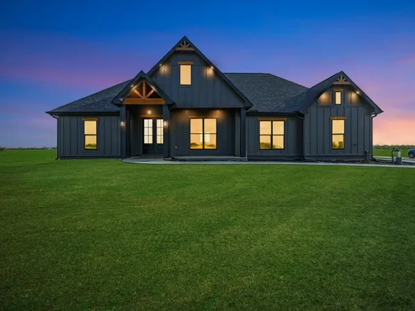 643 Chuckwagon Trl, Angleton, TX 77515