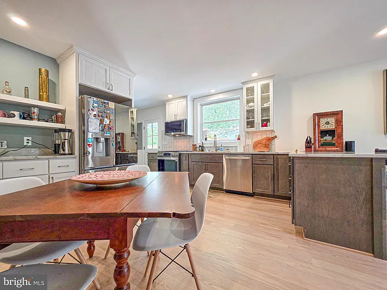 302 E Custis Ave #A — Photo 7