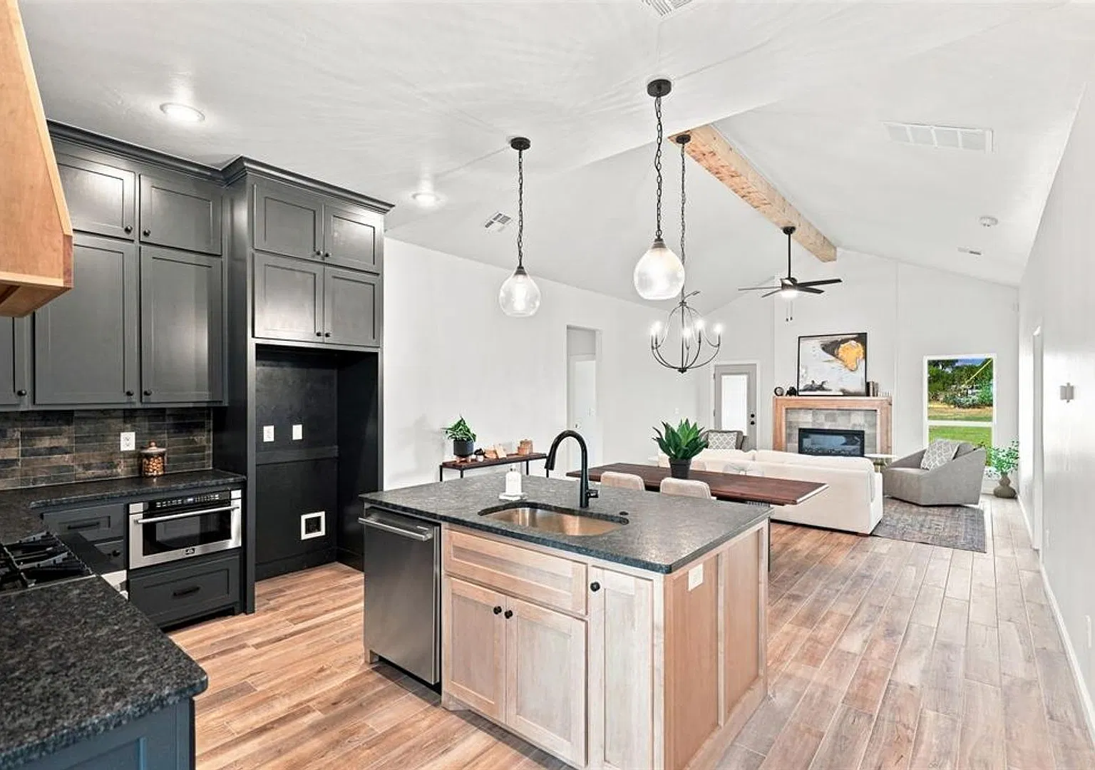 Brand New Home In Mustang! — Photo 2