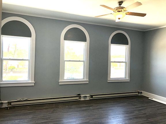 4th image of 28 E Railroad St APT 1