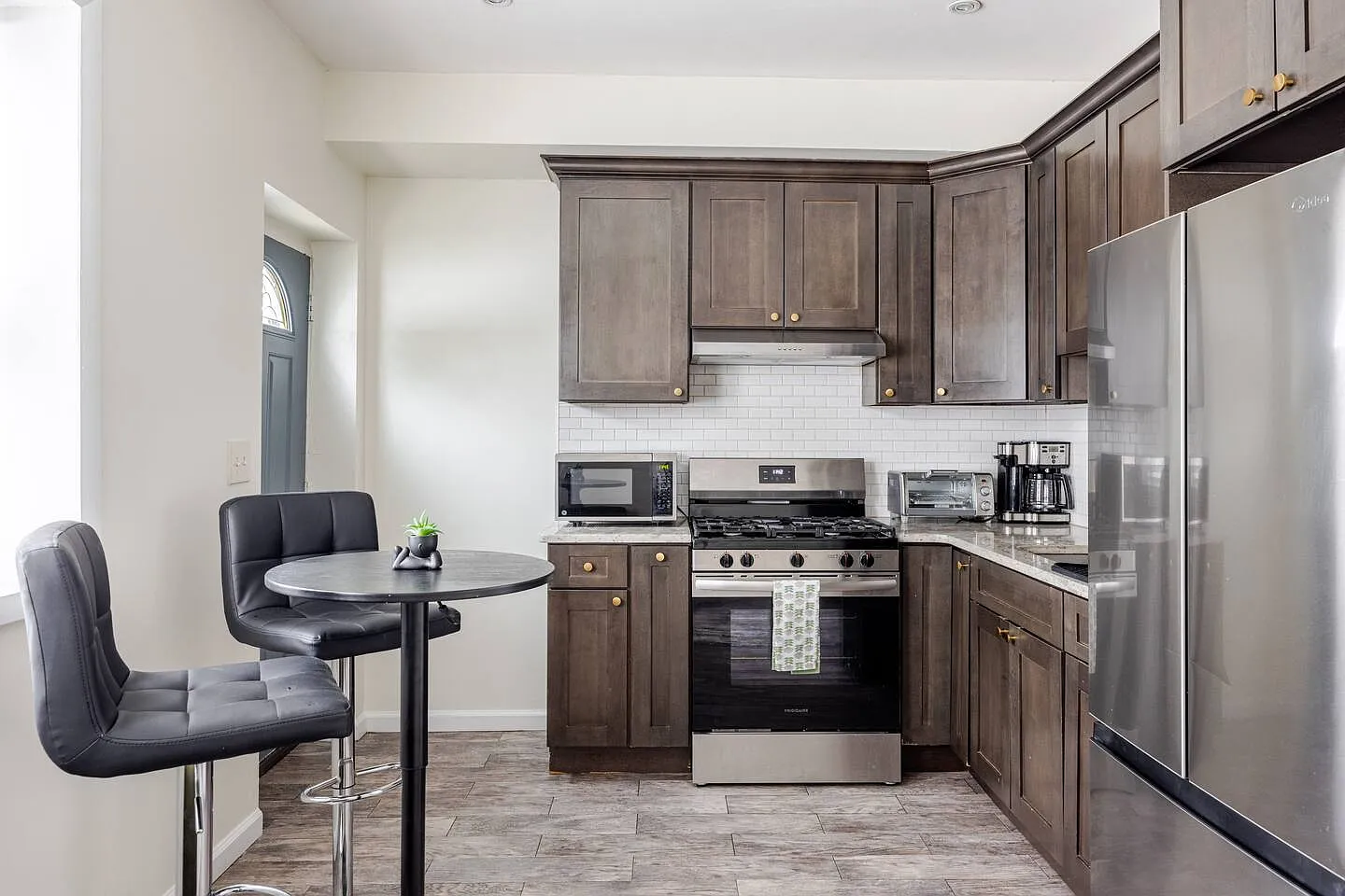 2 bed, 650 sqft, $2,300 — Photo 2