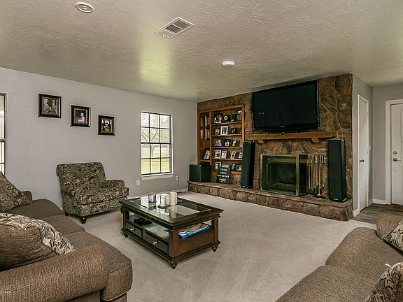 5th image of 215 Rosemary Ln