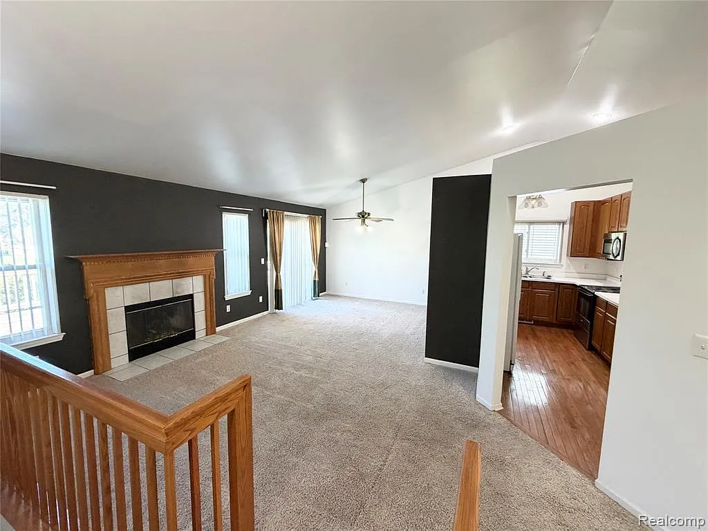 3 bed, 2.5 bath, 2569 sqft, $2,600 — Photo 3
