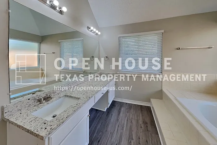 2211 Reverchon Dr — Photo 10