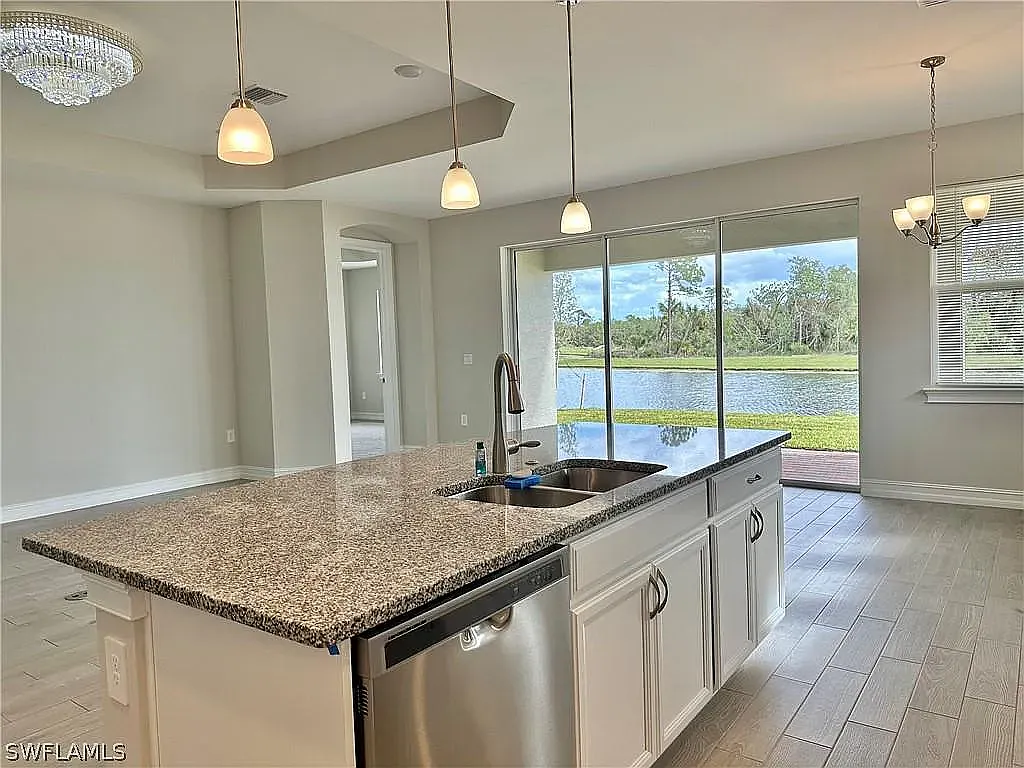 4 bed, 2.5 bath, 2221 sqft, $2,500 — Photo 3