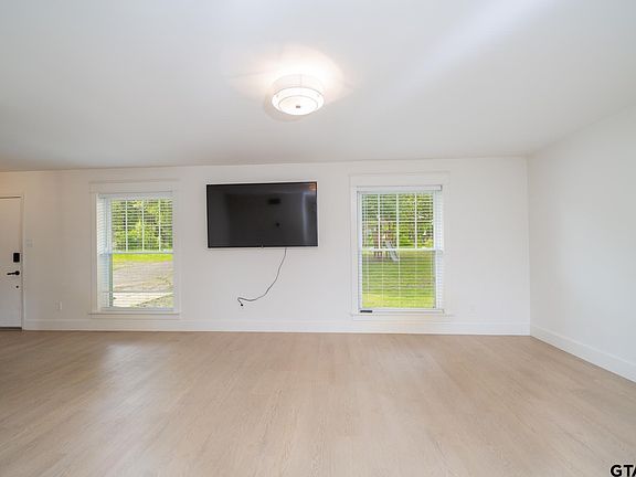 5th image of 888 Garden Dr