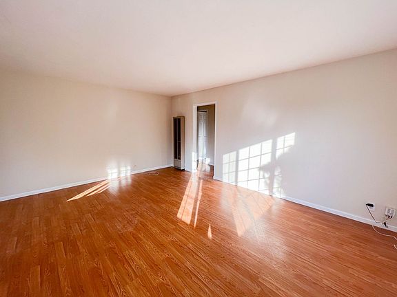 5th image of 2348 Greenwood Dr