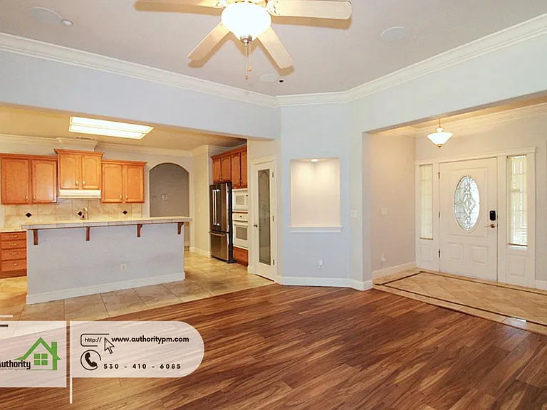 2052 Hedgerow Ave — Photo 6