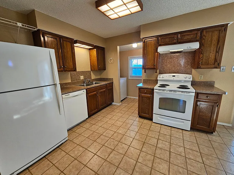 400 Hallmark Dr — Photo 10
