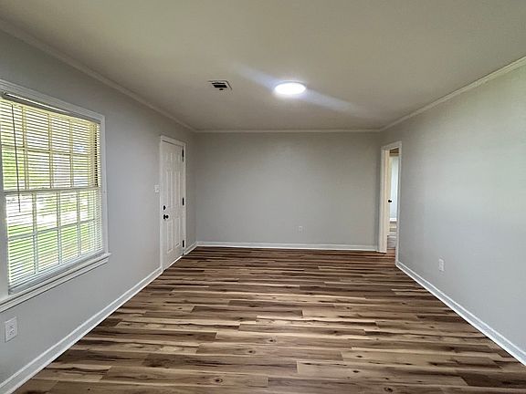 3rd image of 212 Robinhood Rd