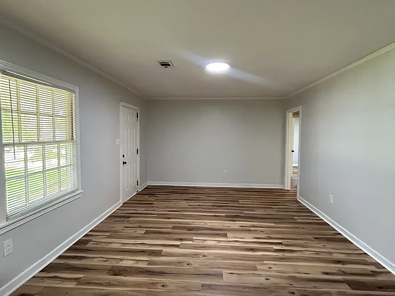 212 Robinhood Rd — Photo 3