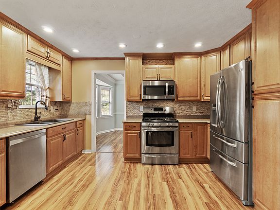 5th image of 910 Alexander Hamilton Dr