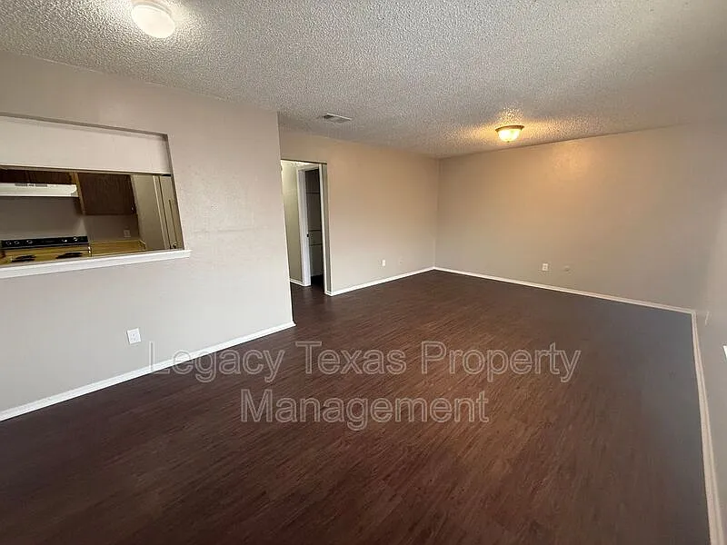 2 bed, 1.0 bath, 843 sqft, $900 — Photo 4