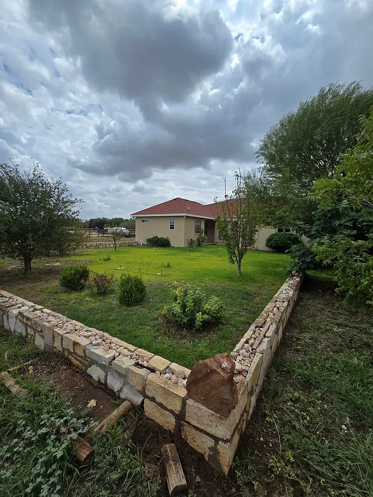 3 bed, 2.0 bath, 1834 sqft, $2,600 — Photo 3