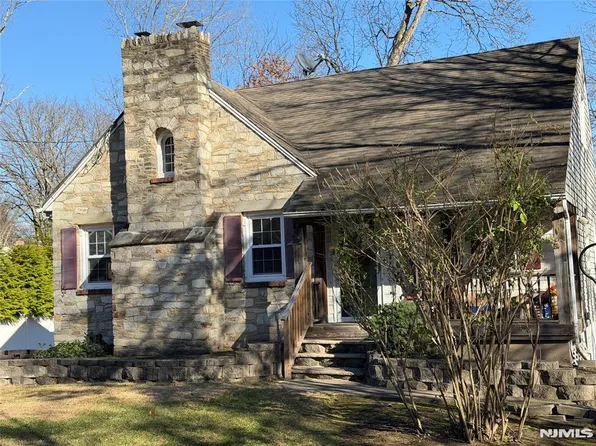 134 Oakwood Dr, Wayne, NJ 07470