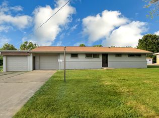 407 Cedar Dr, Charleston, IL 61920