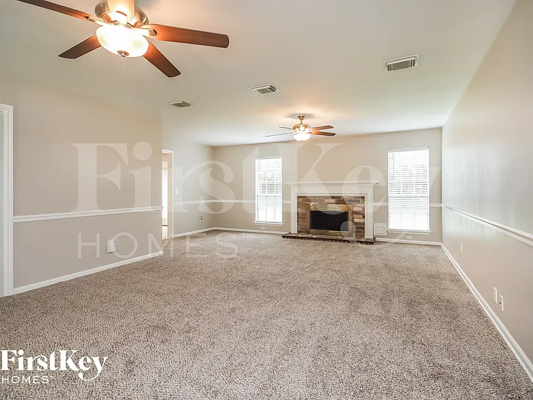 4004 Ashwood Dr — Photo 3