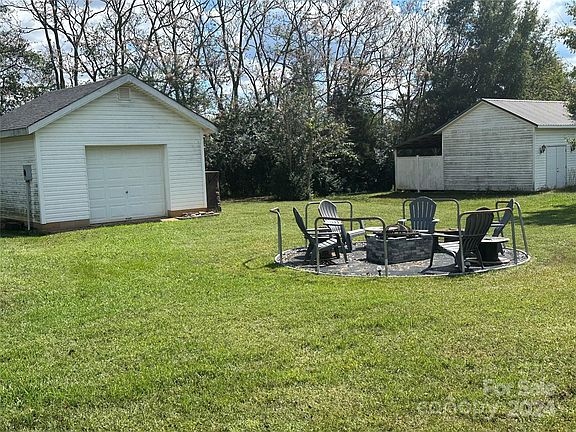 3rd image of 114 E Dundee Ct