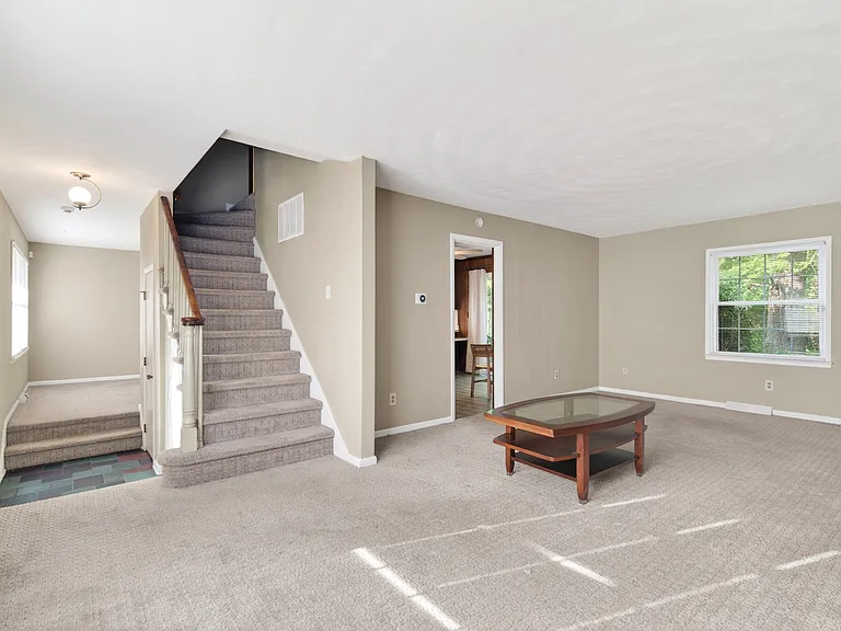33 Tanglewood Dr — Photo 2