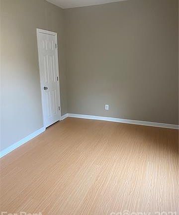 3rd image of 1621 Hemlock Ave