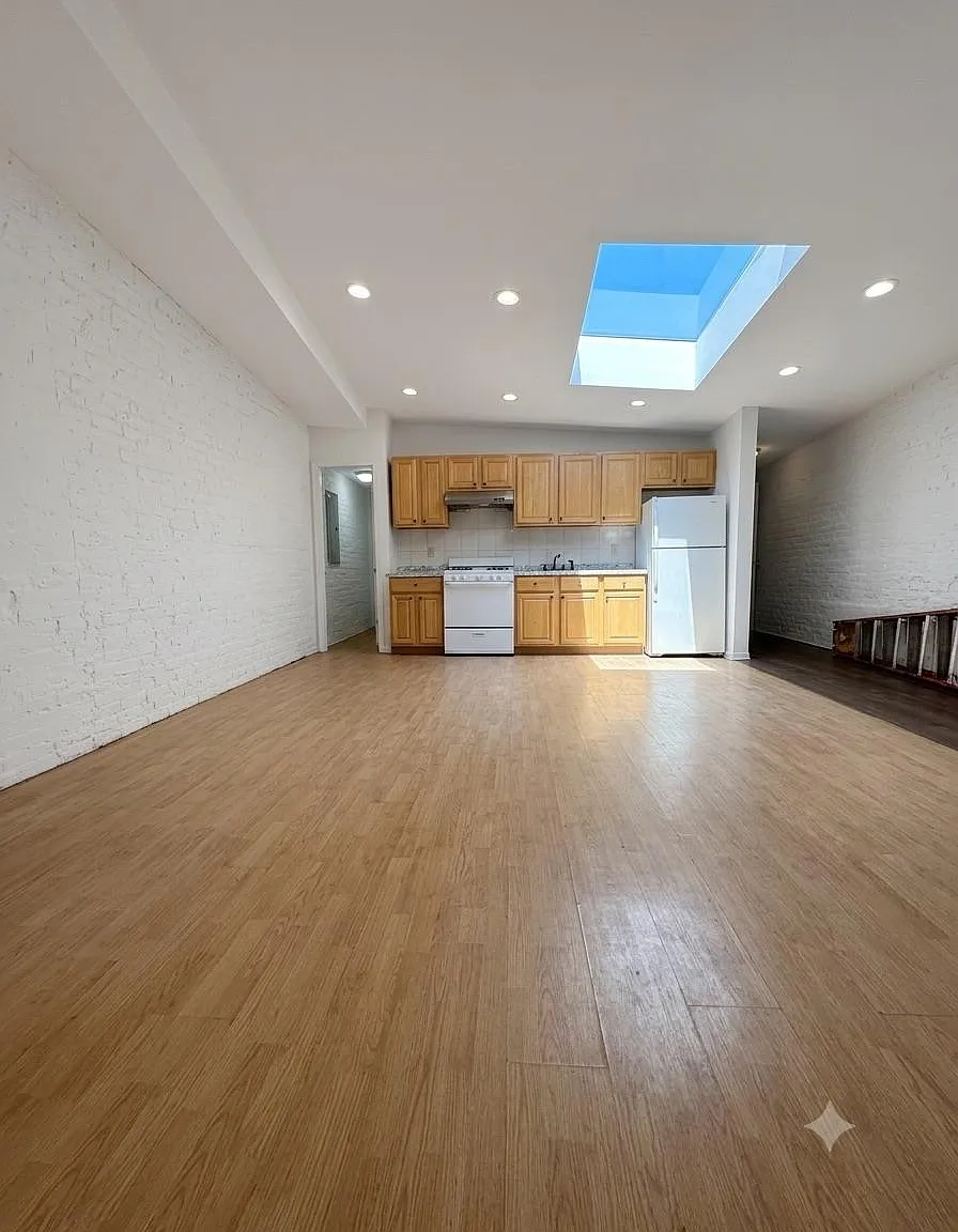4 bed, 2.0 bath, 1800 sqft, $2,995 — Photo 2