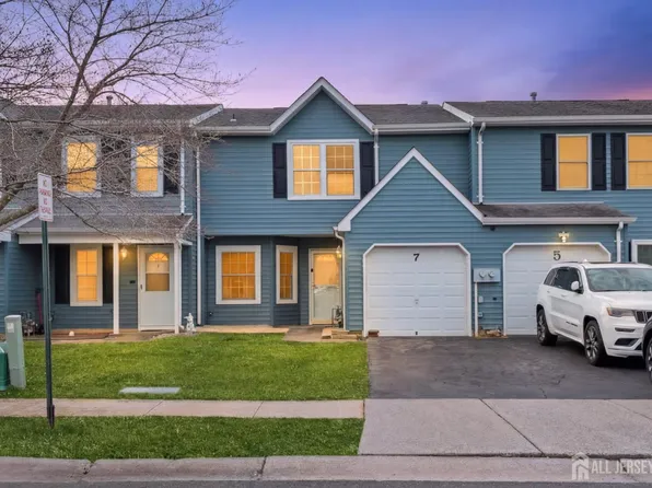 7 Farragut Sq, Freehold, NJ 07728