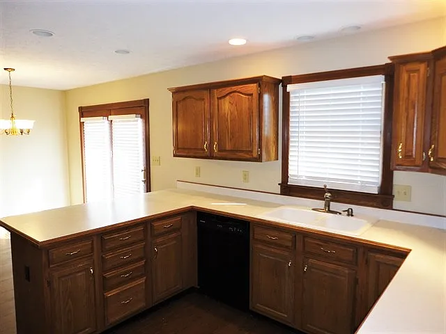 1121 New Harmony Dr — Photo 2
