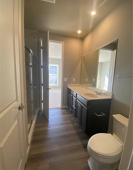 1439 Hastings Cres — Photo 9