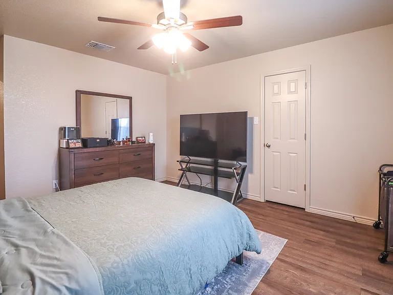 1914 Castroville Trl — Photo 14