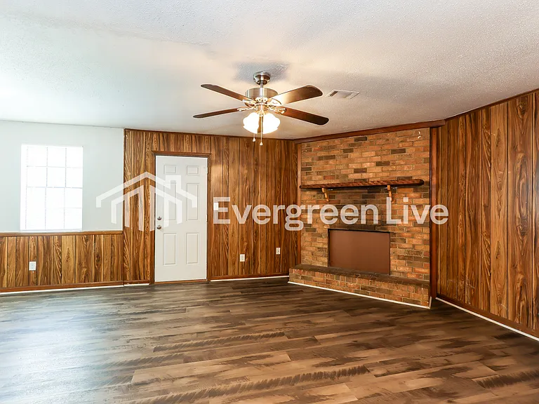 2686 Barclay St — Photo 3