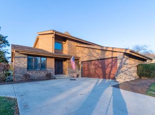 15 Saddlewood Ct, Sugar Grove, IL 60554