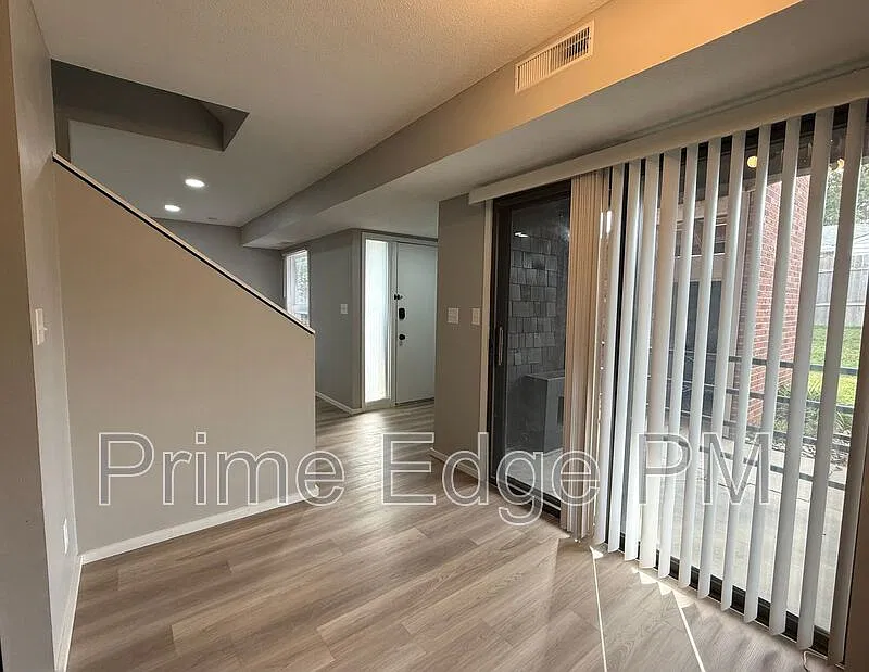 2 bed, 1.5 bath, 983 sqft, $1,290 — Photo 4
