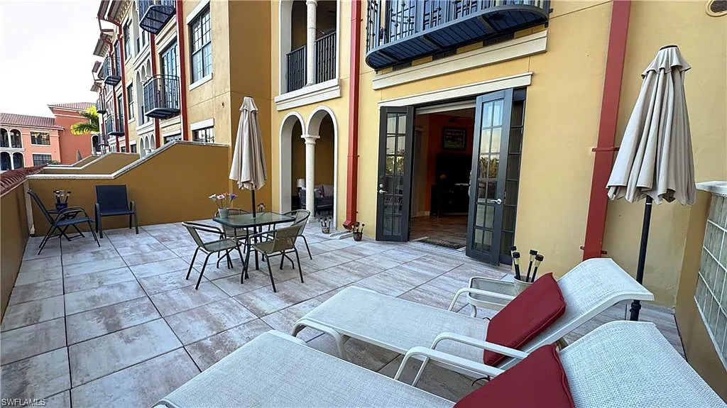 1 bed, 1.5 bath, 1005 sqft, $2,100 — Photo 2