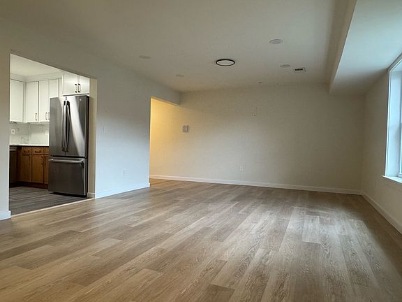 5th image of 107 E Curtis St