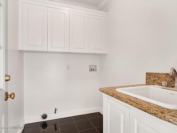 3rd image of 9745 Sunland Blvd