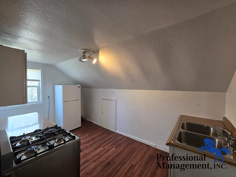 24 1/2 Van Buren St #1/2 — Photo 4