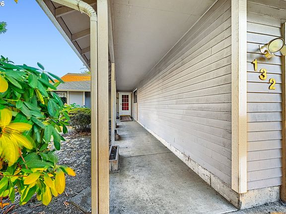 3rd image of 132 Lynnbrook Dr