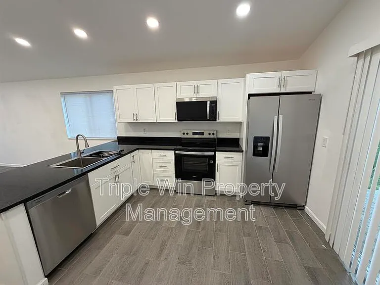 1332 Langholm Dr — Photo 9