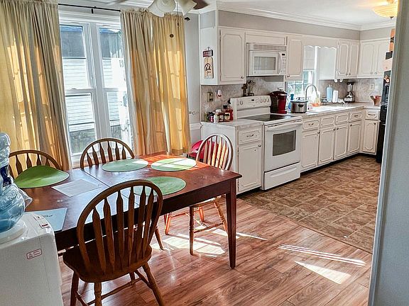4th image of 17 Goldenrod Dr