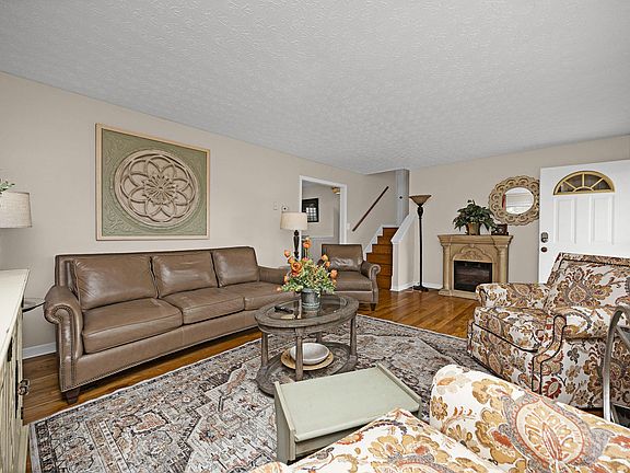 3rd image of 613 E 3rd St