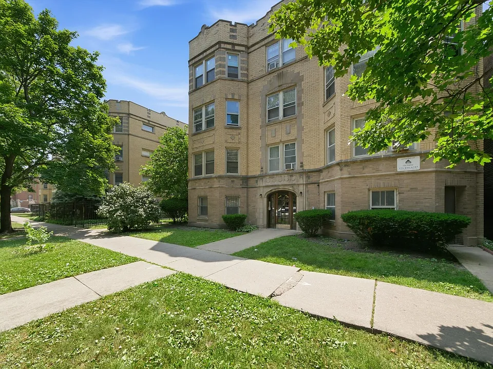 6316 N Artesian Ave #102
