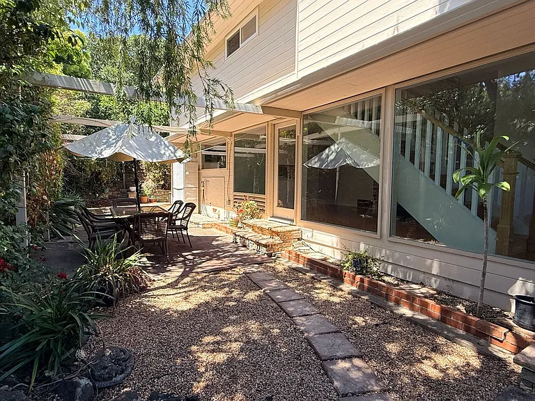 2122 Lyon Ave — Photo 8