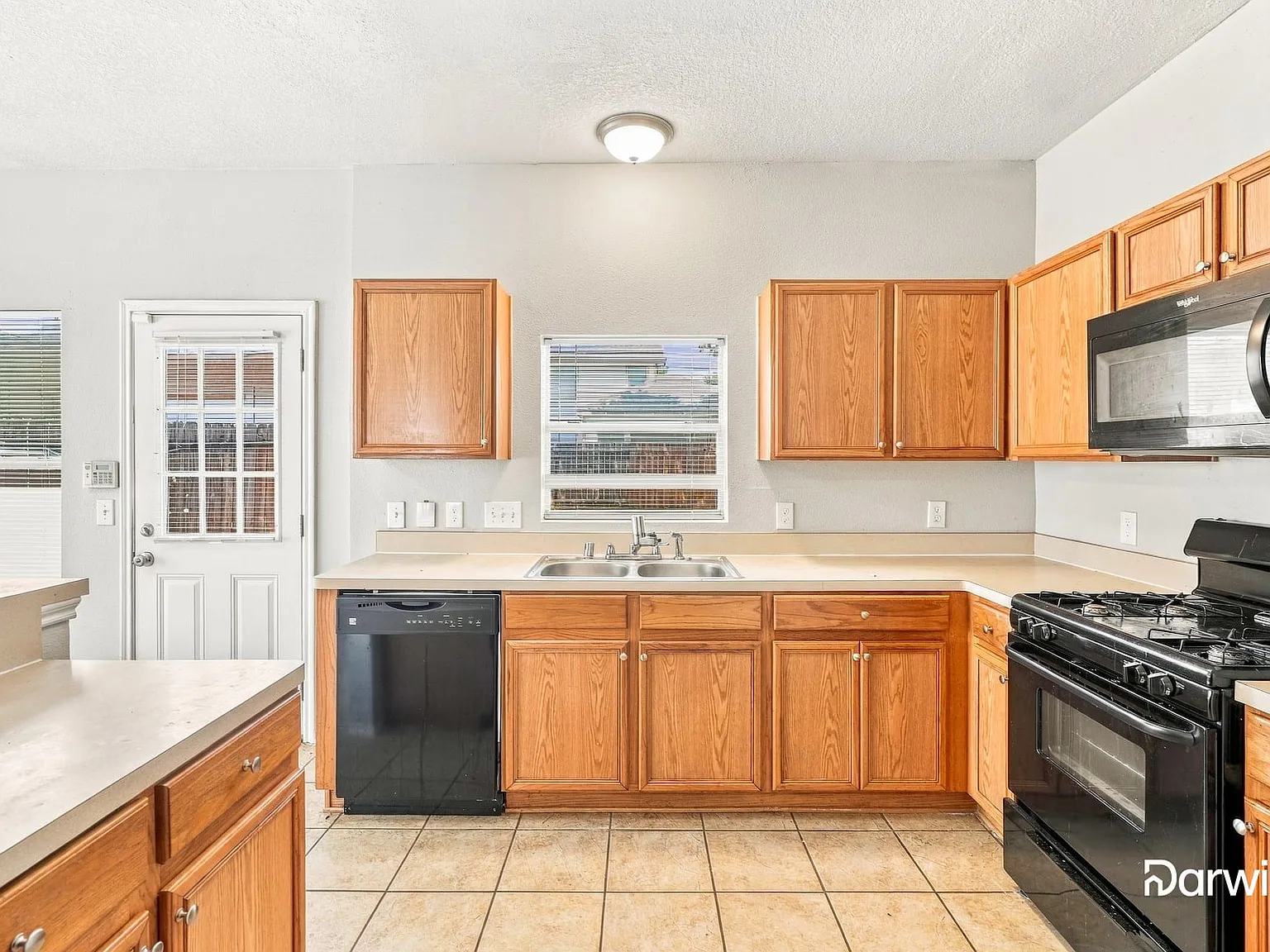 3 bed, 2.5 bath, 1296 sqft, $1,680 — Photo 3