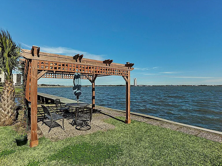 351 Lakeside Ln #201 — Photo 37