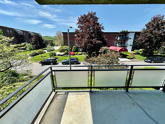 4th image of 44 Broadlawn Park
