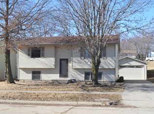90 Brook Cir, Pella, IA 50219