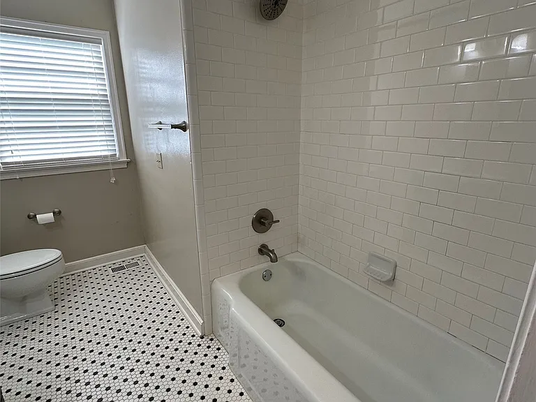 2105 S Florence Ave — Photo 13