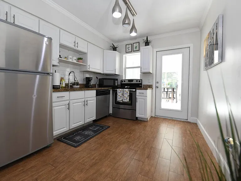 4901 NE 6th Ave — Photo 5