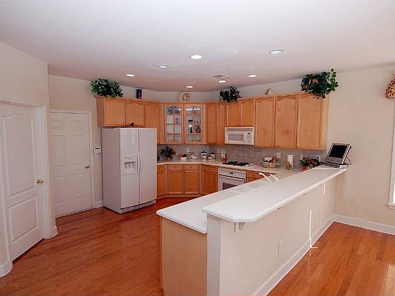 3rd image of 140 Laketrail Dr