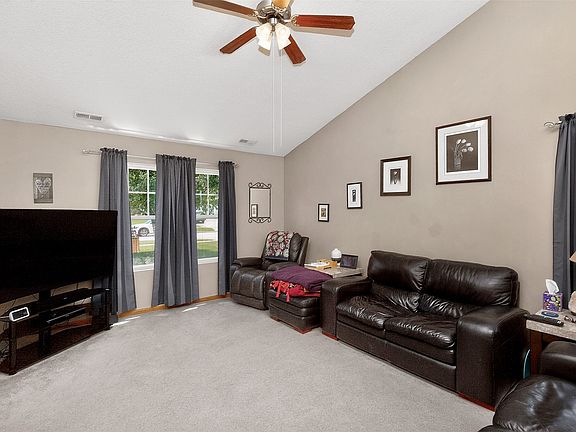 3rd image of 430 Boulder Ridge Ct